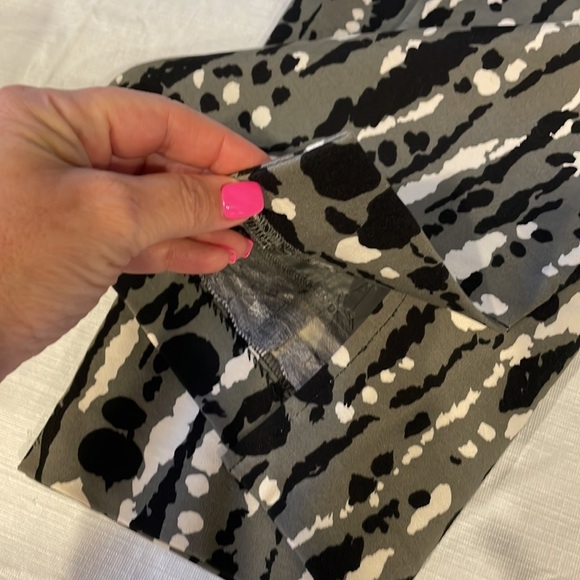 Trina Turks Los Angeles Pencil straight Skirt . Gray splatter print size Small - Picture 3 of 12